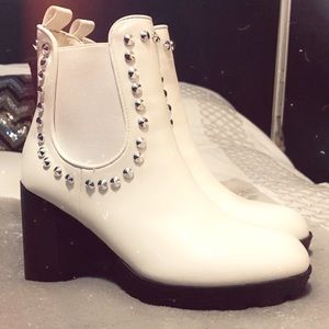 Nicole Miller Chelsea Boot with block heel White studded boots sz 7.5